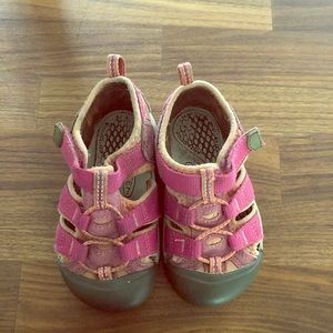 Keen - Girls- bump toe - side vented - 7